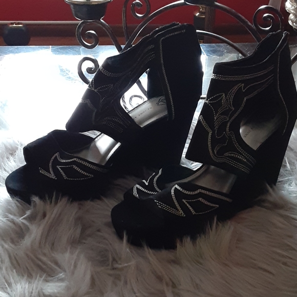 Sandals - Picture 1 of 4